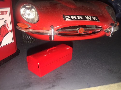 Diorama garage tool box - garage,